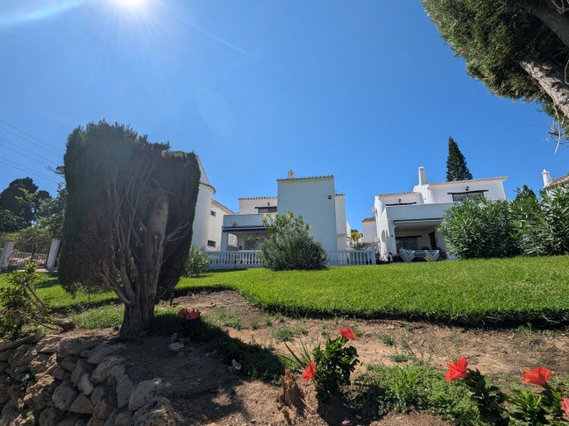 Maison mitoyenne avec 3 Chambres  à Calahonda
