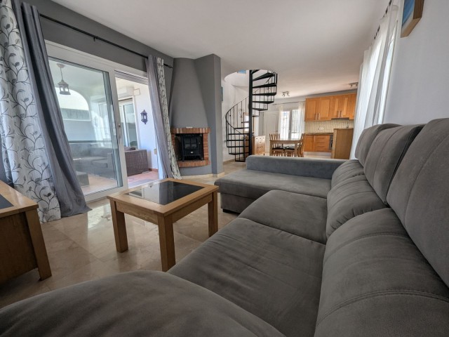 Maison mitoyenne avec 3 Chambres  à Calahonda