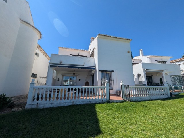 Maison mitoyenne avec 3 Chambres  à Calahonda