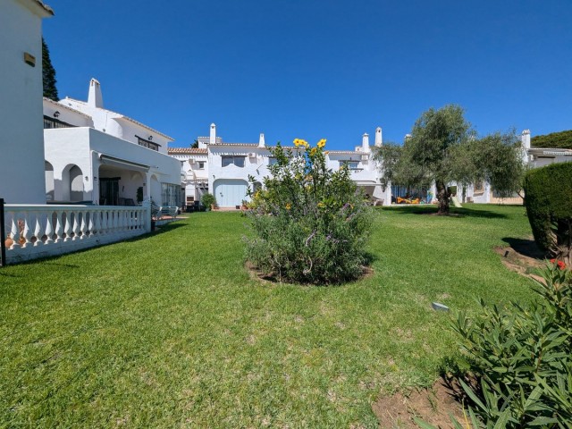 Maison mitoyenne avec 3 Chambres  à Calahonda