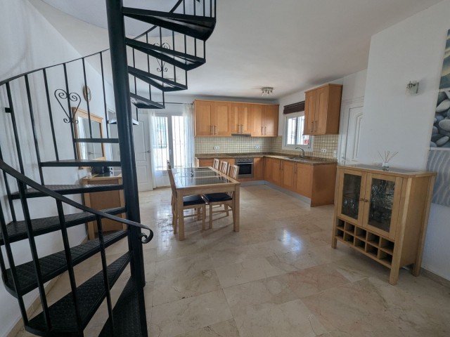 Maison mitoyenne avec 3 Chambres  à Calahonda