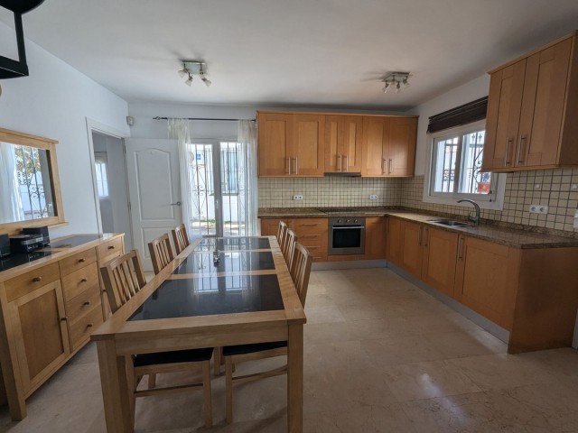 Maison mitoyenne avec 3 Chambres  à Calahonda