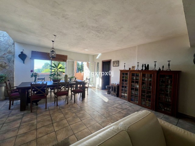 5 Bedrooms Villa in Marbella