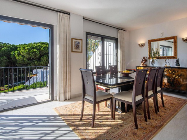 Adosado con 2 Dormitorios  en Marbella