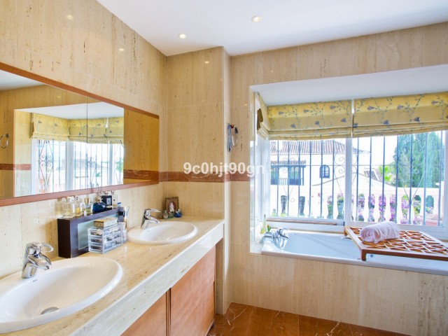 6 Bedrooms Villa in Elviria