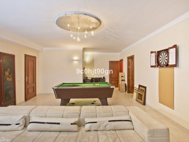 6 Bedrooms Villa in Elviria