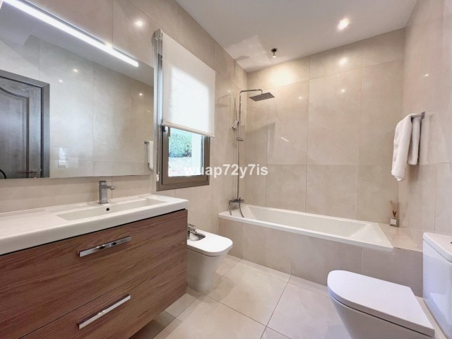 5 Bedrooms Villa in Sotogrande