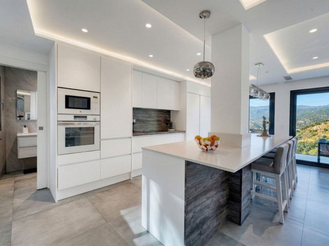 4 Soveroms Villa i Istán