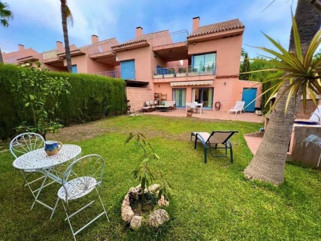 5 Slaapkamer Rijtjeshuis in Nueva Andalucía