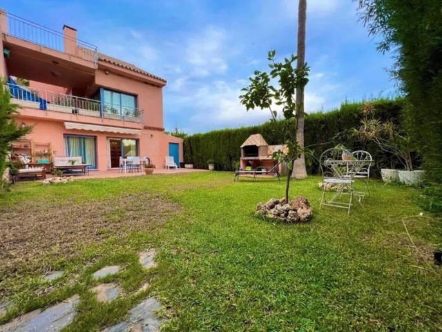 5 Slaapkamer Rijtjeshuis in Nueva Andalucía