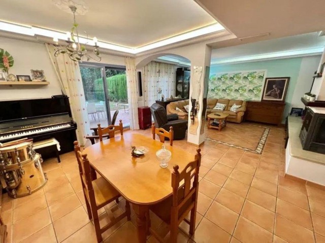 5 Slaapkamer Rijtjeshuis in Nueva Andalucía