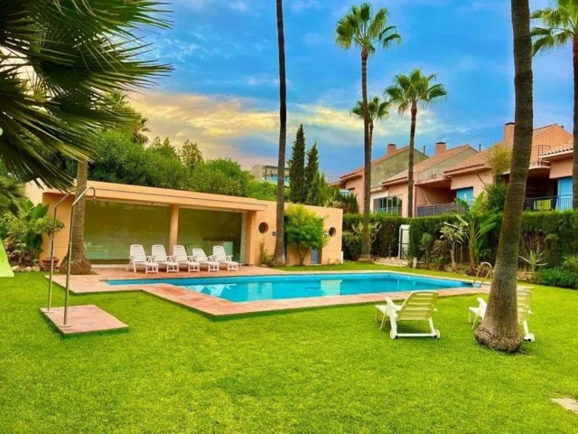 5 Slaapkamer Rijtjeshuis in Nueva Andalucía