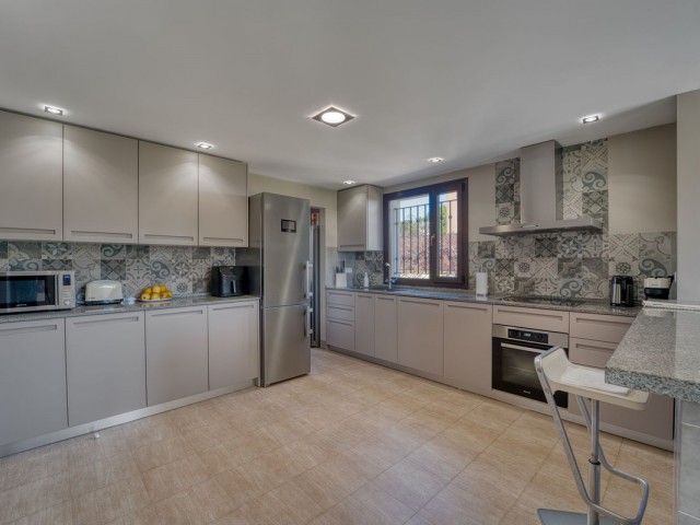 5 Makuuhuoneen Huvila Guadalmina Alta