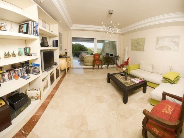 2 Bedrooms Apartment in Nueva Andalucía