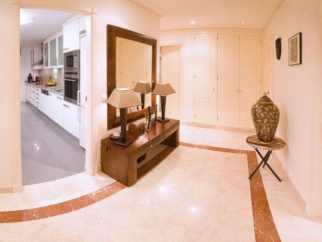 2 Bedrooms Apartment in Nueva Andalucía