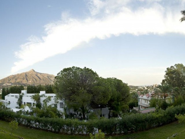 2 Bedrooms Apartment in Nueva Andalucía