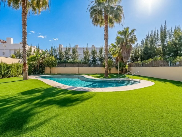 Maison mitoyenne avec 4 Chambres  à Calahonda