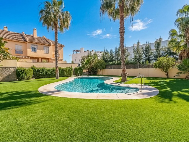 Maison mitoyenne avec 4 Chambres  à Calahonda