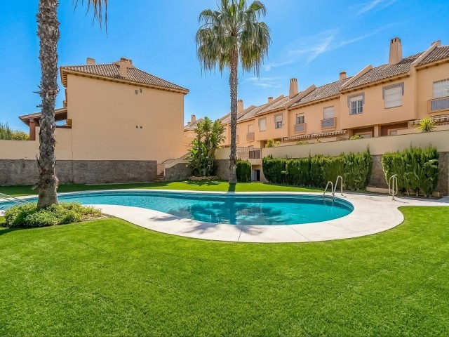 Maison mitoyenne avec 4 Chambres  à Calahonda