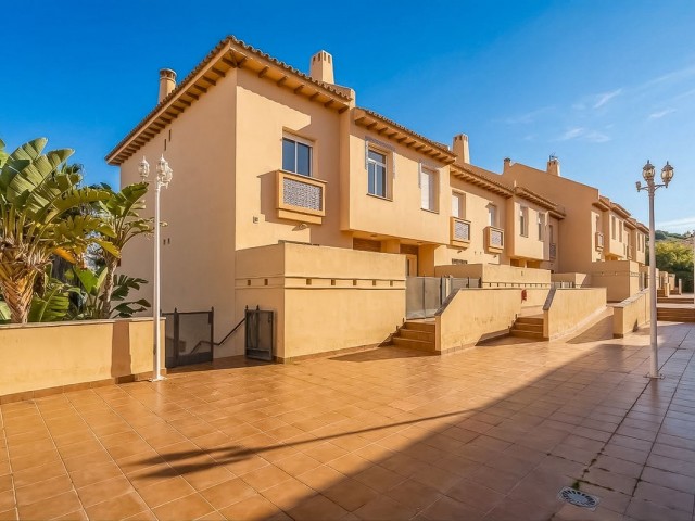 Maison mitoyenne avec 4 Chambres  à Calahonda