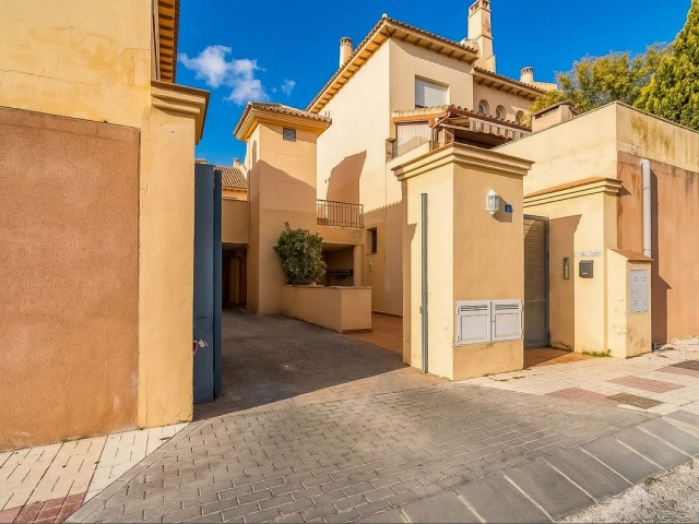 Maison mitoyenne avec 4 Chambres  à Calahonda