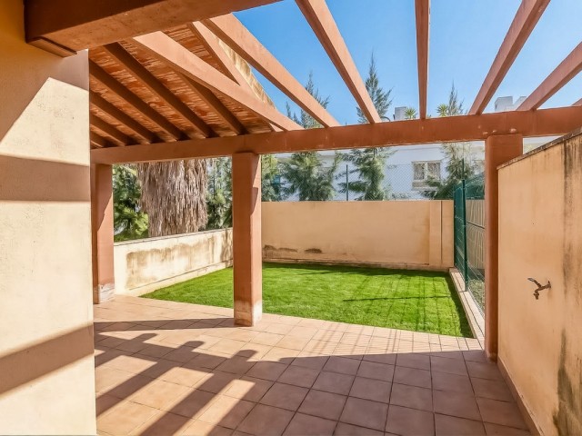 Maison mitoyenne avec 4 Chambres  à Calahonda