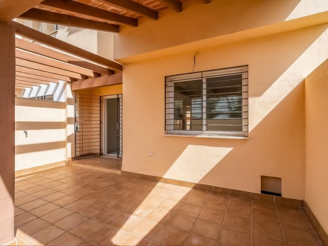 Maison mitoyenne avec 4 Chambres  à Calahonda