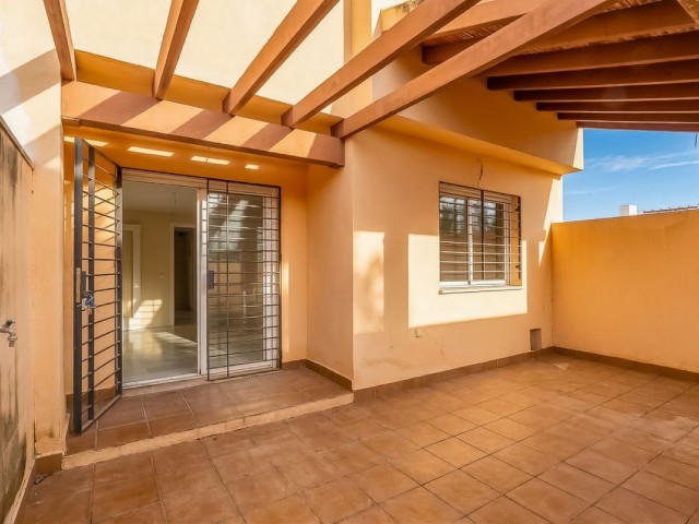 Maison mitoyenne avec 4 Chambres  à Calahonda