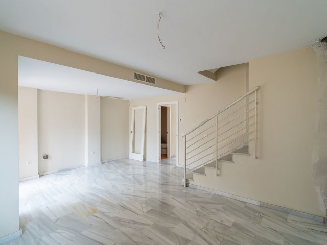 Maison mitoyenne avec 4 Chambres  à Calahonda