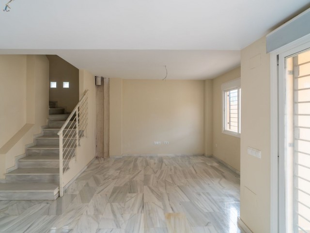 Maison mitoyenne avec 4 Chambres  à Calahonda