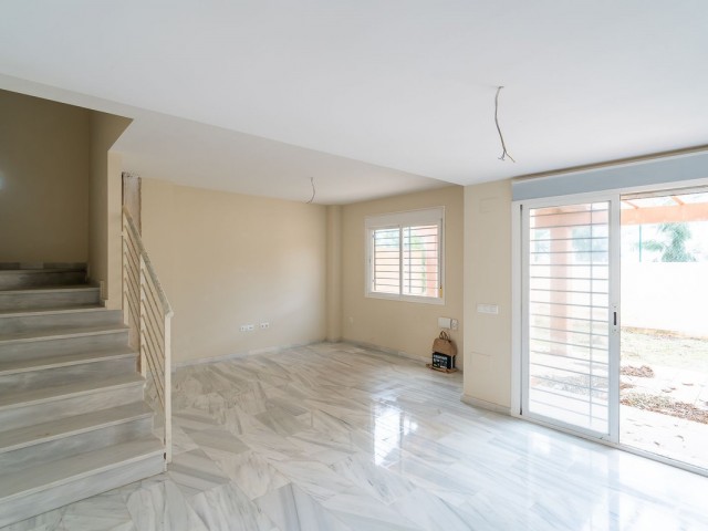 Maison mitoyenne avec 4 Chambres  à Calahonda