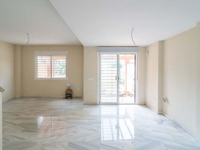 Maison mitoyenne avec 4 Chambres  à Calahonda