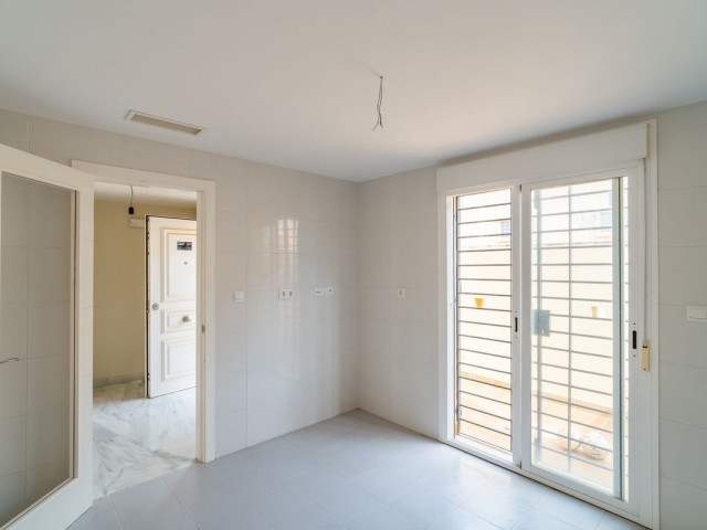 Maison mitoyenne avec 4 Chambres  à Calahonda