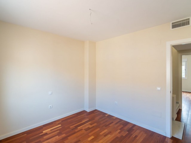 Maison mitoyenne avec 4 Chambres  à Calahonda