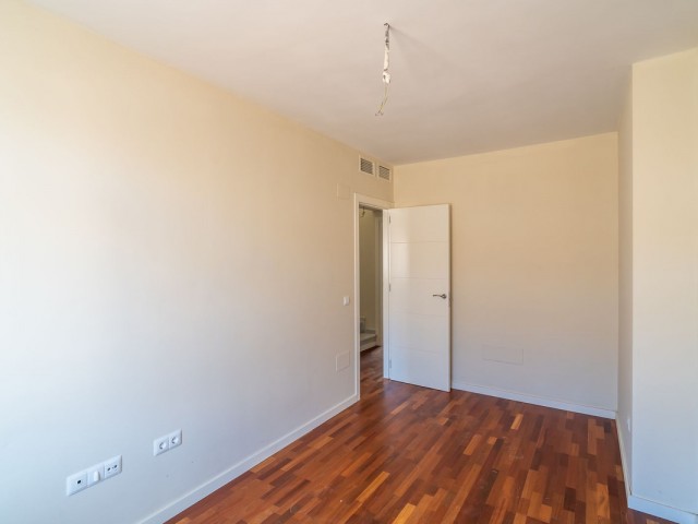 Maison mitoyenne avec 4 Chambres  à Calahonda