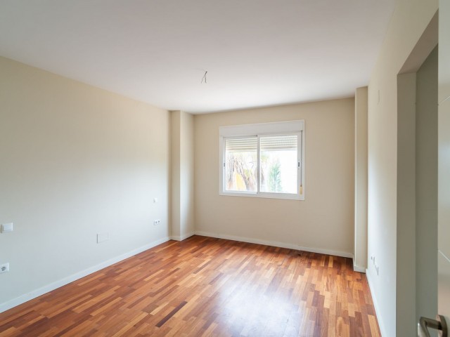 Maison mitoyenne avec 4 Chambres  à Calahonda