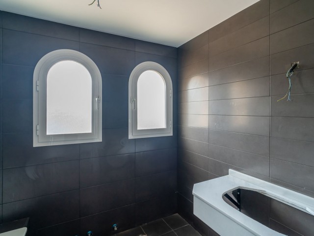 Maison mitoyenne avec 4 Chambres  à Calahonda