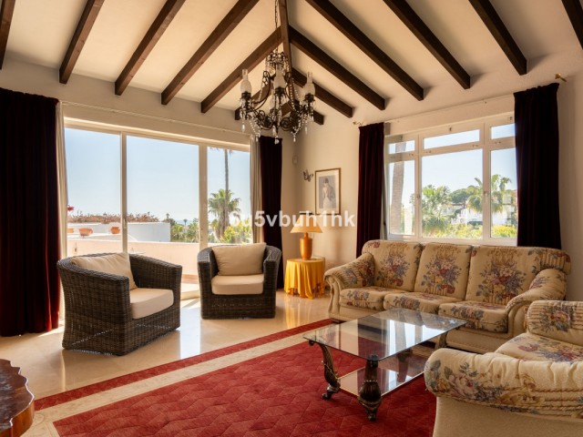5 Bedrooms Villa in Calahonda