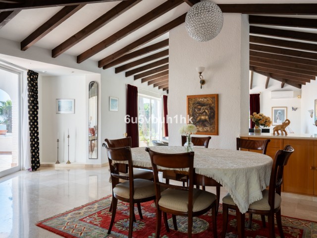 5 Bedrooms Villa in Calahonda