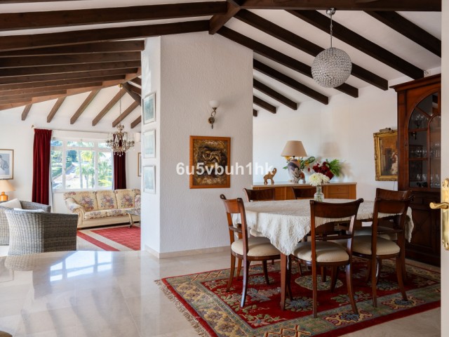 5 Bedrooms Villa in Calahonda