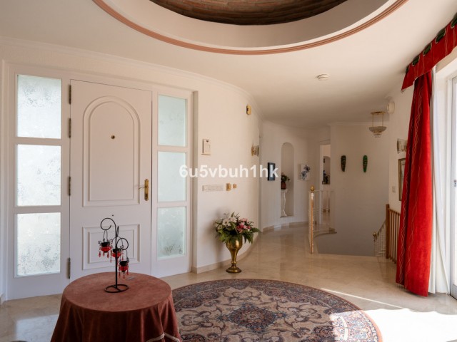 5 Bedrooms Villa in Calahonda