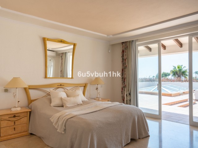 5 Bedrooms Villa in Calahonda