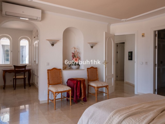 5 Bedrooms Villa in Calahonda