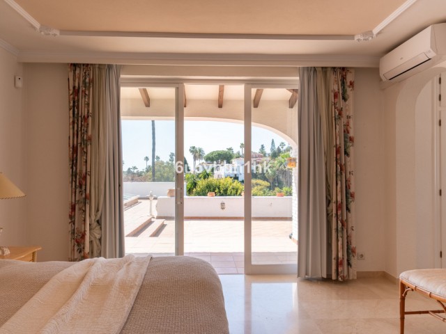 5 Bedrooms Villa in Calahonda