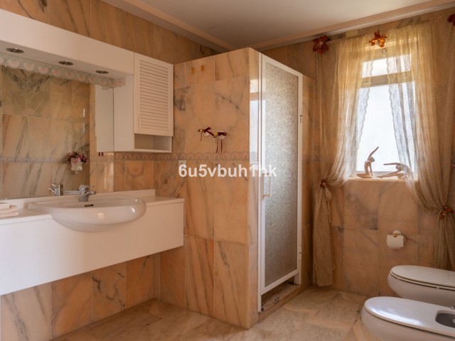 5 Bedrooms Villa in Calahonda