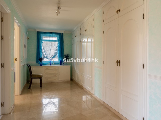 5 Bedrooms Villa in Calahonda