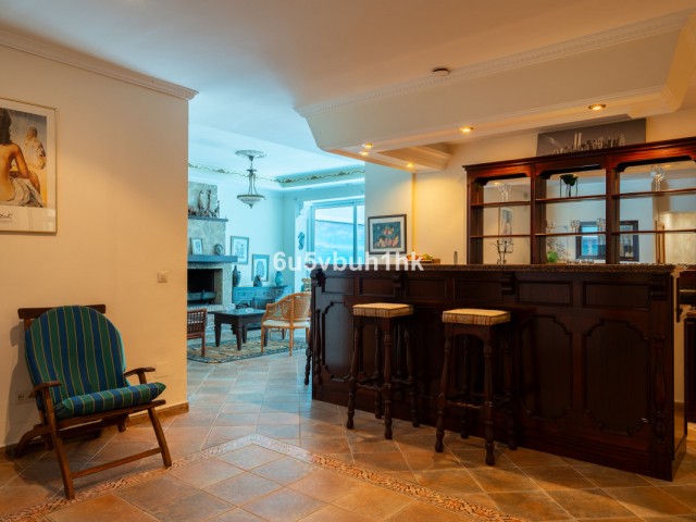 5 Bedrooms Villa in Calahonda
