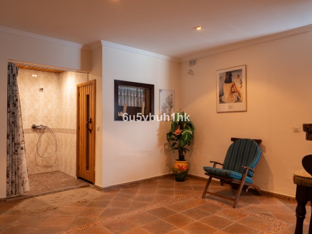 5 Bedrooms Villa in Calahonda
