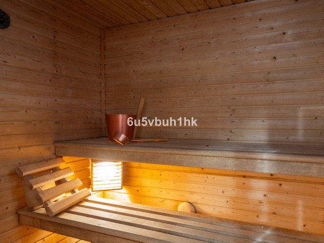 5 Bedrooms Villa in Calahonda