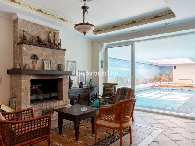 5 Bedrooms Villa in Calahonda